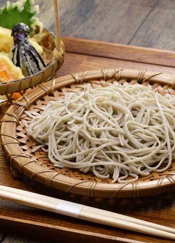 Soba noodles koken