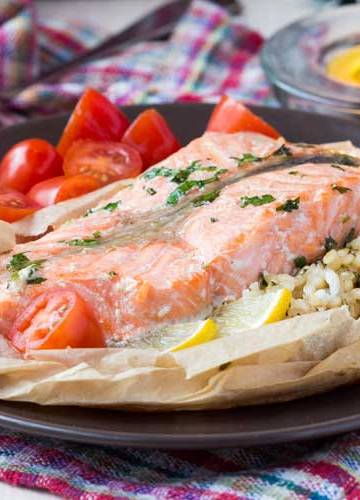 Zalmpakketje met rijst en tomaten