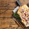 Flammkuchen met roomkaas, bacon en rode uien