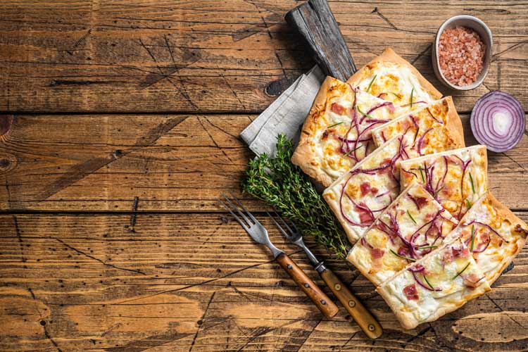 Flammkuchen met roomkaas, bacon en rode uien